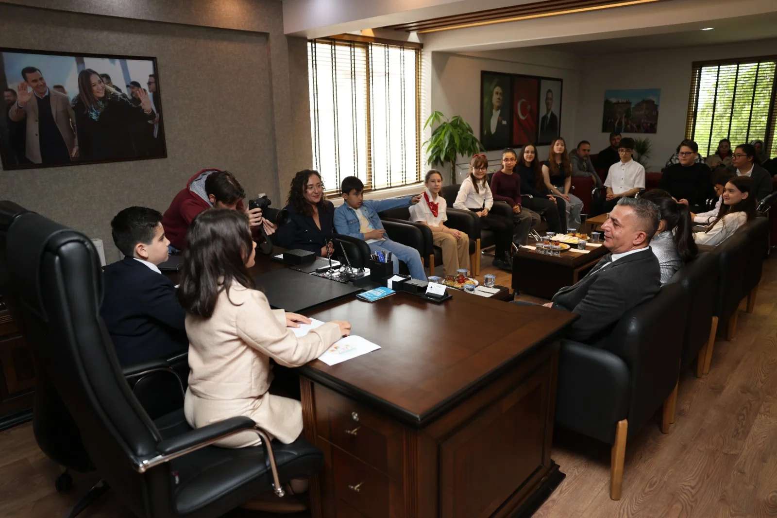 Başkan Hakan Şimşek koltuğunu Janset Nare Oğuz ve Deniz Ege Kılınç’a devretti (2)