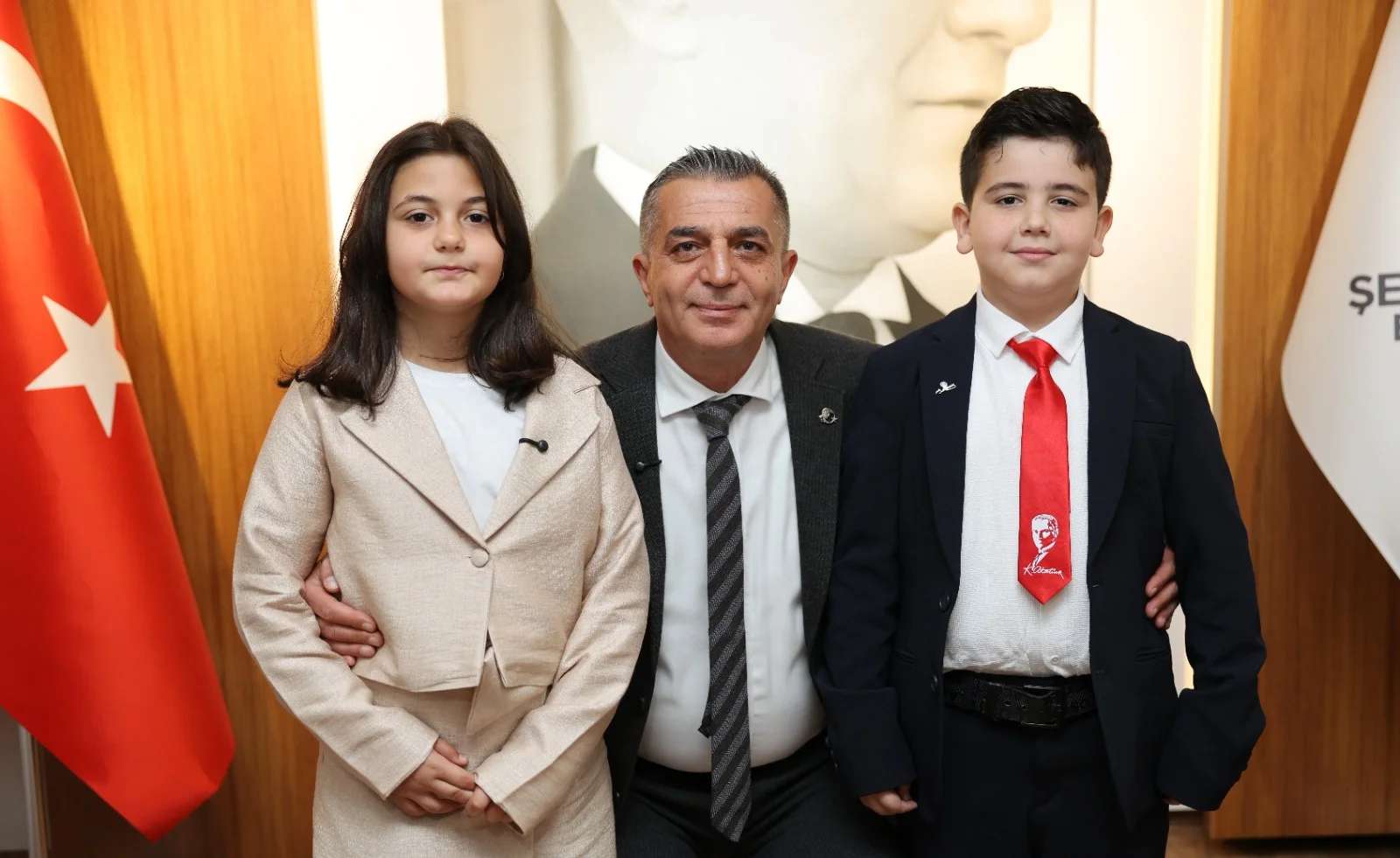 Başkan Hakan Şimşek koltuğunu Janset Nare Oğuz ve Deniz Ege Kılınç’a devretti (3)