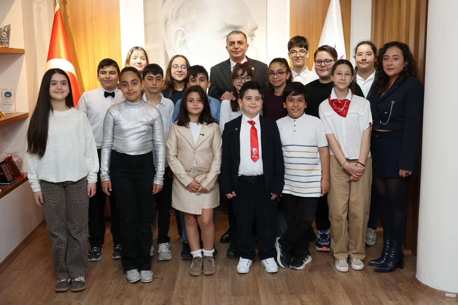 Başkan Hakan Şimşek koltuğunu Janset Nare Oğuz ve Deniz Ege Kılınç’a devretti (4)