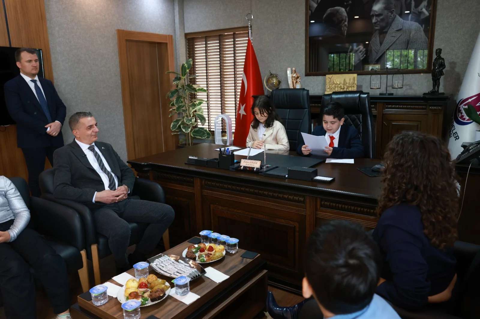 Başkan Hakan Şimşek koltuğunu Janset Nare Oğuz ve Deniz Ege Kılınç’a devretti (5)