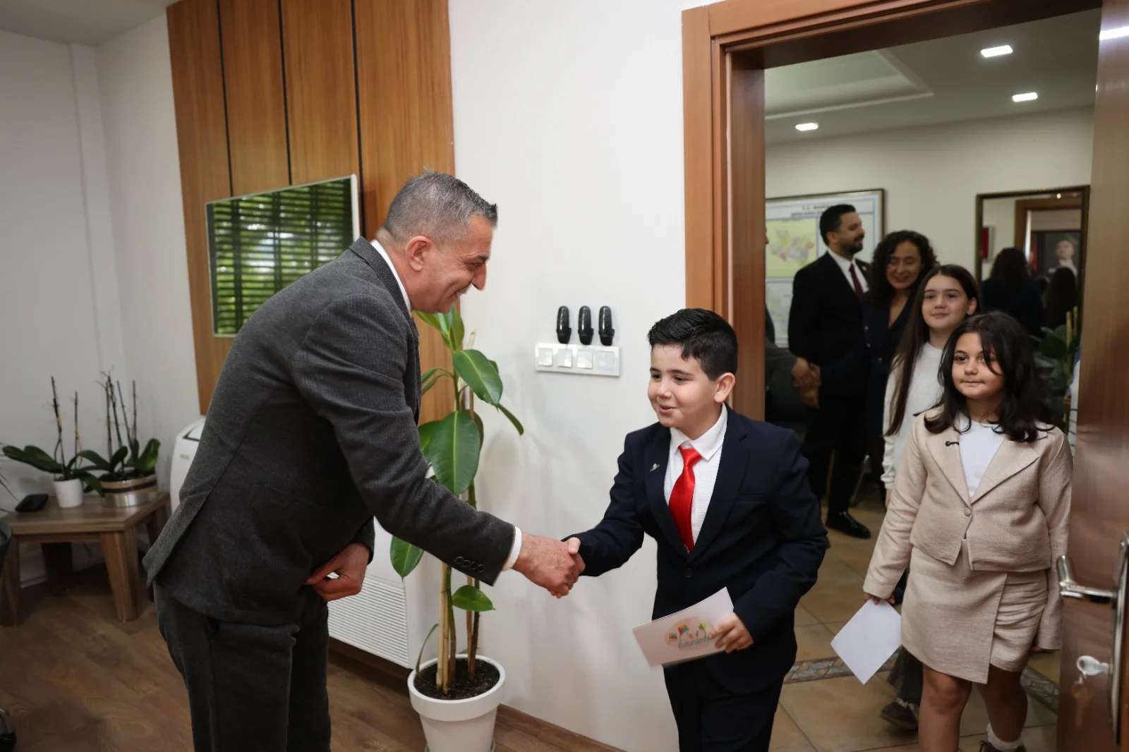 Başkan Hakan Şimşek koltuğunu Janset Nare Oğuz ve Deniz Ege Kılınç’a devretti (6)