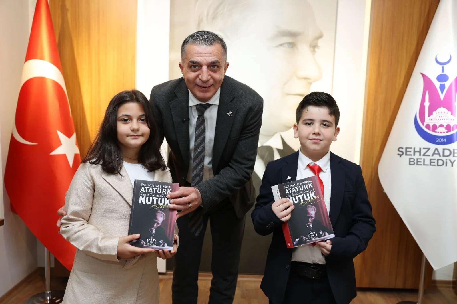 Başkan Hakan Şimşek koltuğunu Janset Nare Oğuz ve Deniz Ege Kılınç’a devretti (7)