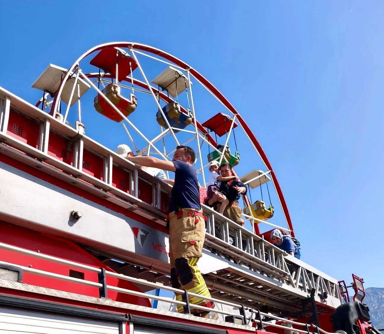 Elektrik kesildi, dönme dolapta mahsur kalanların imdadına itfaiye yetişti