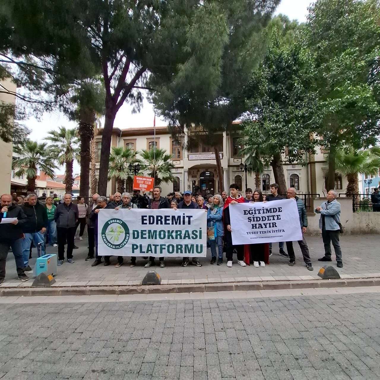 Edremit Demokrasi Platformu'ndan MEB politikalarına ve okullardaki şiddete tepki