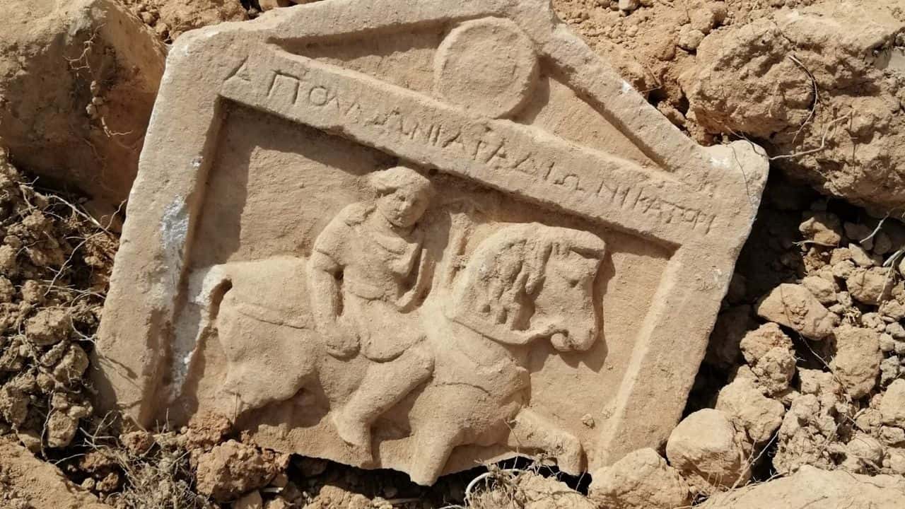 Denizli'de peyzaj düzenlemesinde Roma dönemine ait mezar taşı bulundu