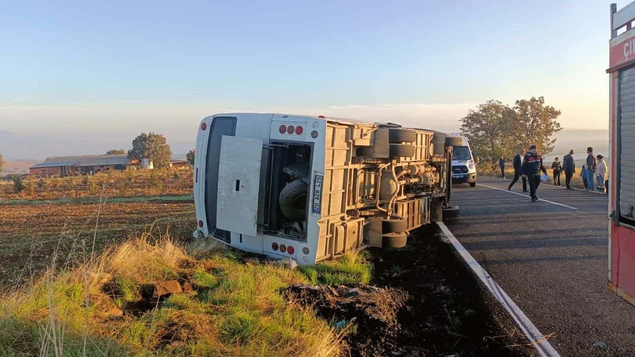 Uşak'ta tarım işçilerini taşıyan midibüs devrildi: 23 yaralı