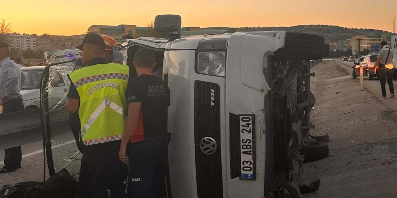 Afyonkarahisar’da otomobil ile minibüs çarpıştı: 10 kişi yaralandı
