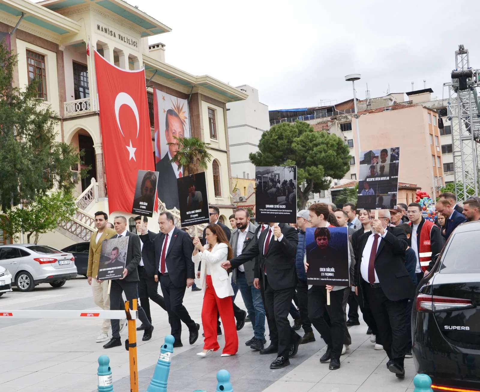 CHP’li Manisa Örgütlerinden Milli Eğitim Müdürlüğü önünde protesto