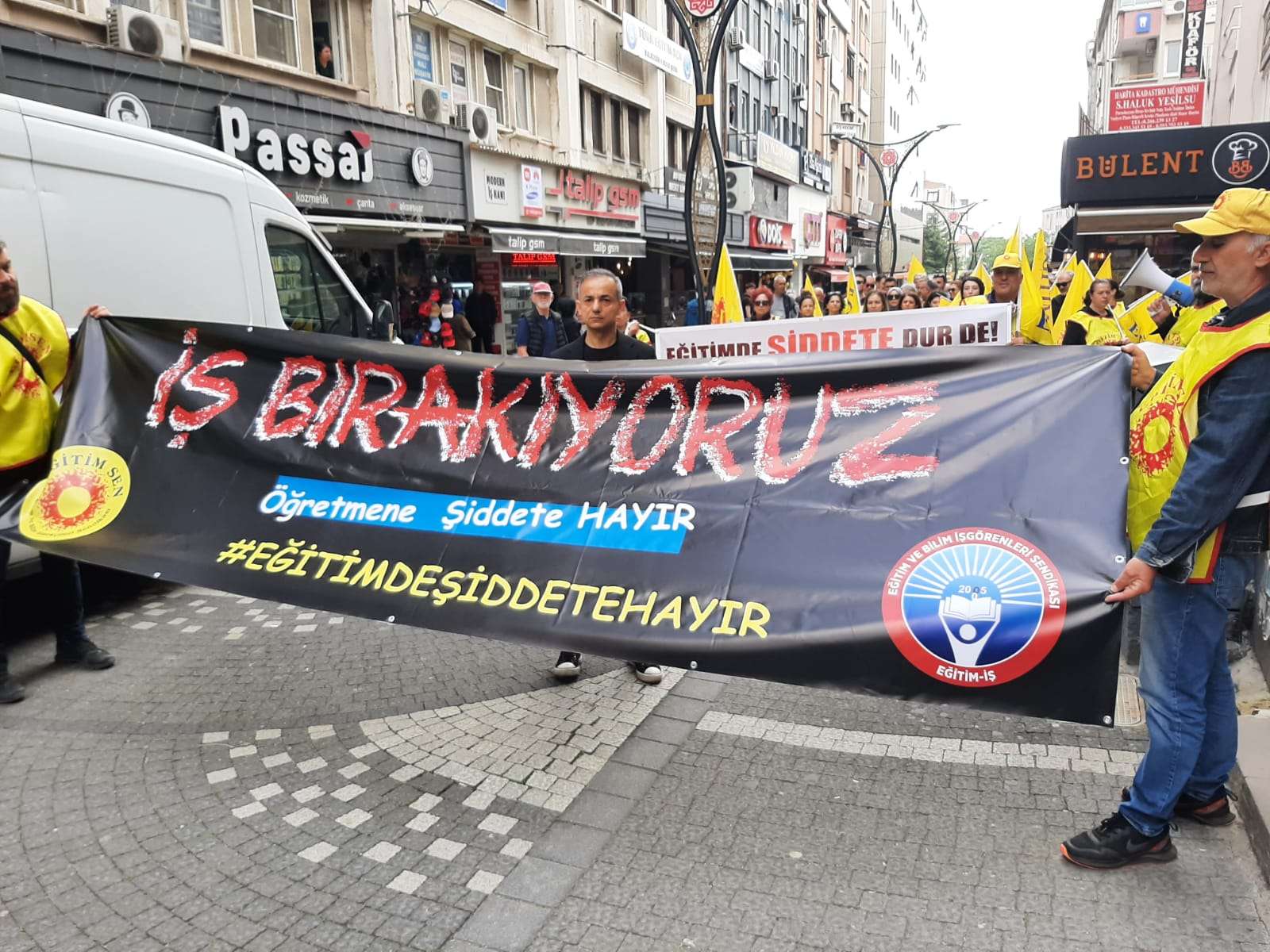 Eğitim emekçileri Balıkesir'de şiddete karşı ayakta