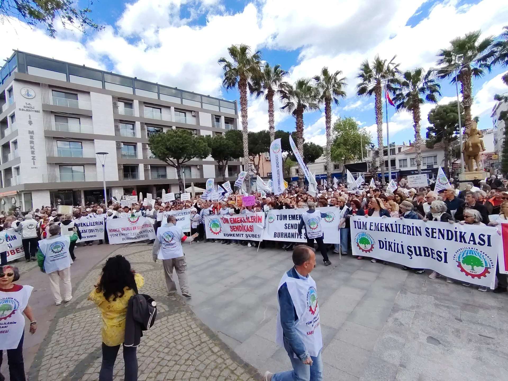 Dikili’de emekliler meydanlara çıktı: Sefalet zulmüne son