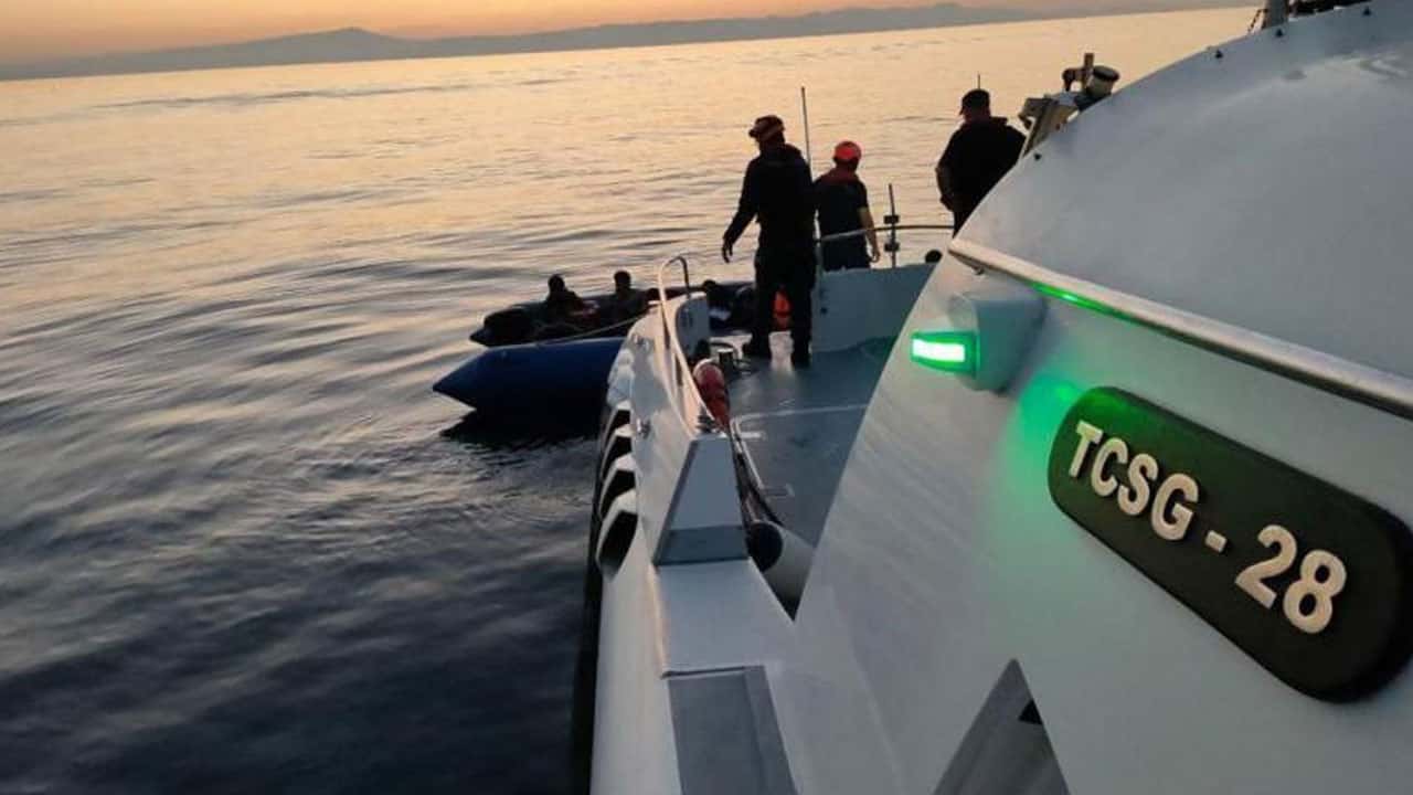 İzmir açıklarında 65 göçmen yakalandı, 363 göçmen kurtarıldı