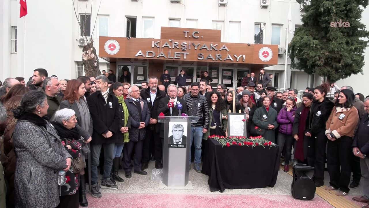 İzmir Barosu’ndan Ali Aydın için adliye önünde açıklama: Bu cinayet bizi yolumuzdan çevirmeyecek