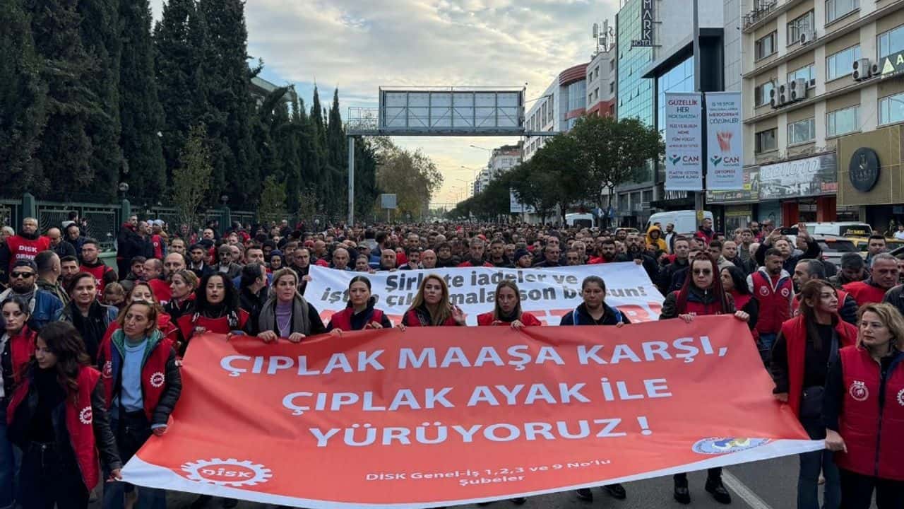 İzmir'de Genel-İş’ten 'çıplak maaş' protestosu: İşçiler çıplak ayakla yürüdü, yarım gün iş bıraktı