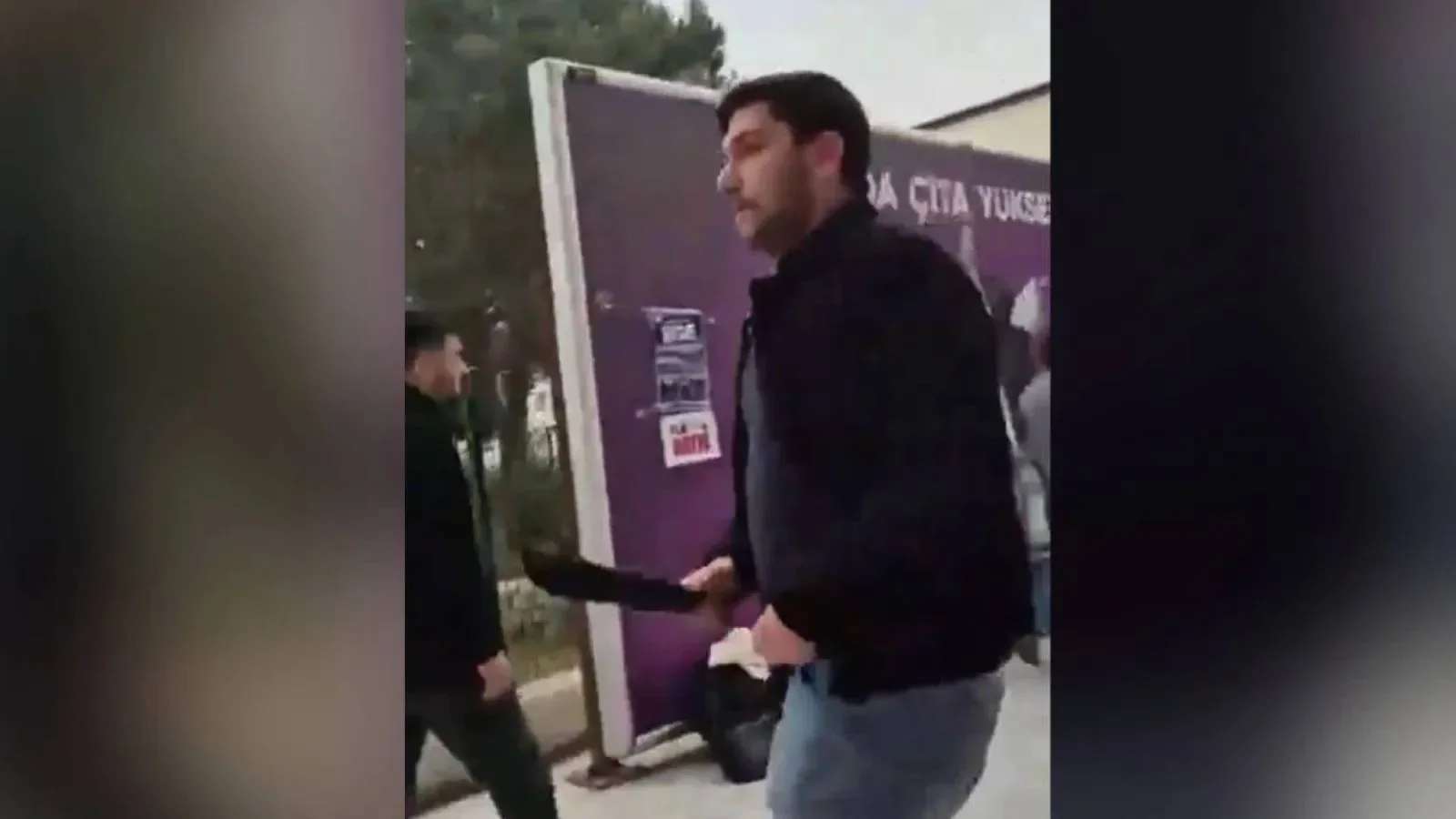 İzmir'de bildiri dağıtan üniversite öğrencilerine palalı saldırı düzenlendi