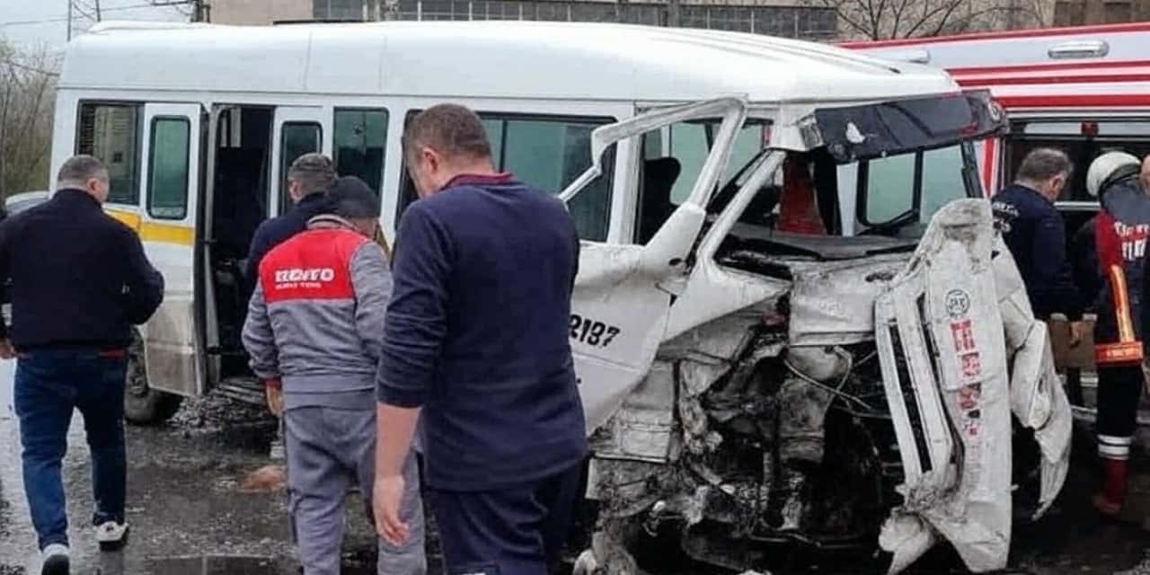 Kütahya'da işçi servis minibüsü, miksere çarptı, 9 kişi yaralandı