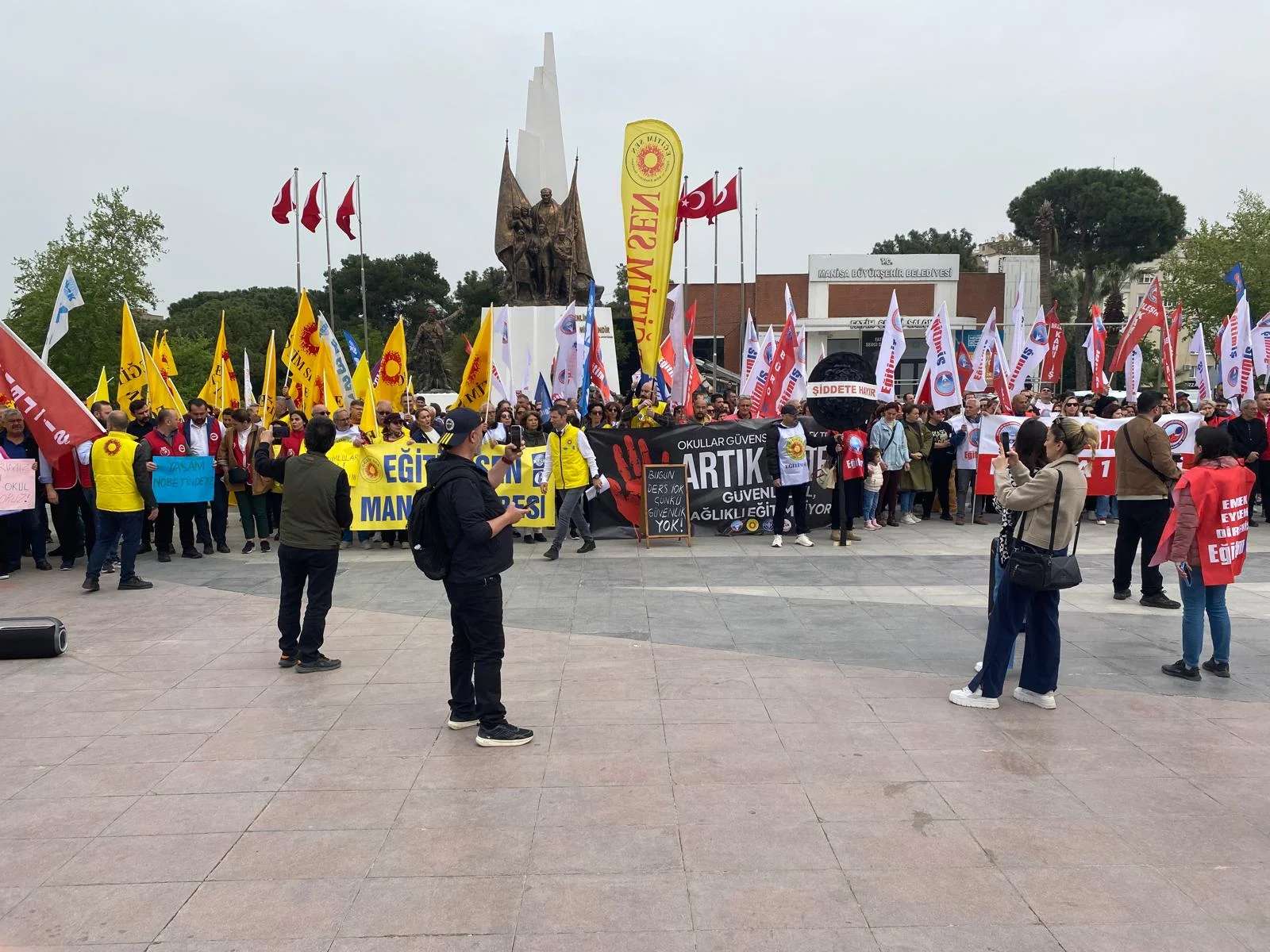 Eğitim sendikaları Manisa'da Milli Eğitim Müdürlüğü önüne siyah çelenk bıraktı