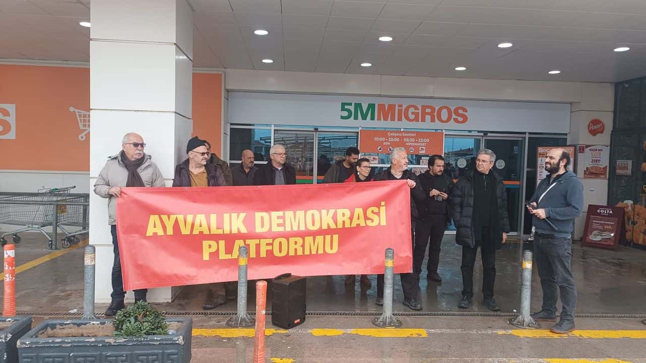 Ayvalık Demokrasi Platformu, Migros depo işçilerine destek için basın açıklaması yaptı