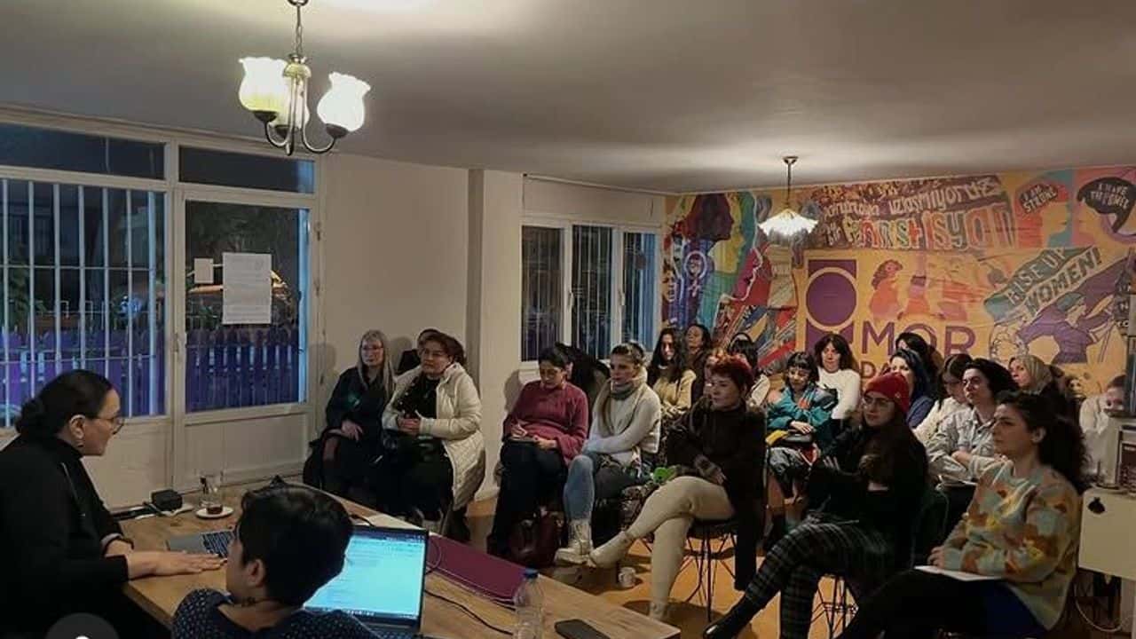 İzmir'de düzenlenen "Mor Masa" buluşmasında sanat ve cinsiyet ilişkisi ele alındı