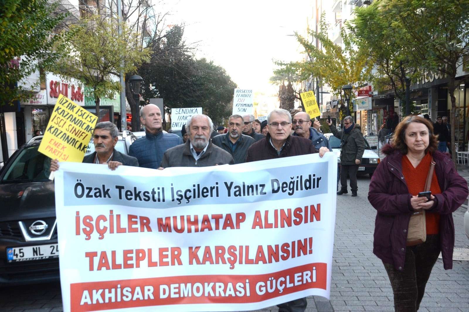 Akhisar Demokrasi Güçleri Özak Tekstil işçileri için eylem yaptı