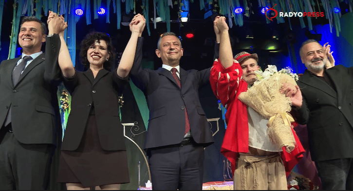 Özgür Özel, Manisa’da tiyatro sezonunun açılışına katıldı