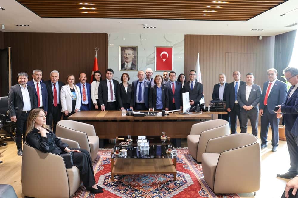 Özkan Yalım mazbatasını aldı, Uşak Belediyesinde devir teslim yapıldı