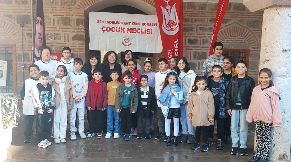 Manisa'da çocuklar için ücretsiz boyama şenliği düzenlendi