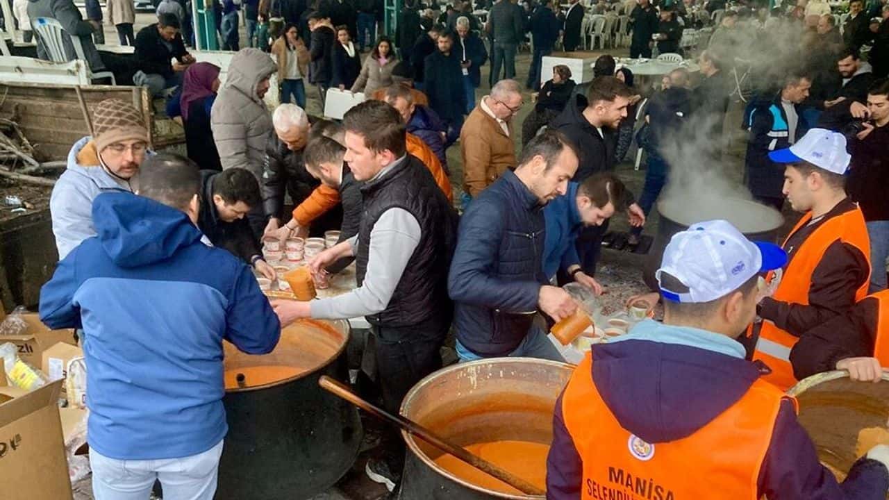 Selendililer Manisa şehir meydanında üç yıl önce kaybettikleri Ender Kaya için iftar hayrı düzenledi
