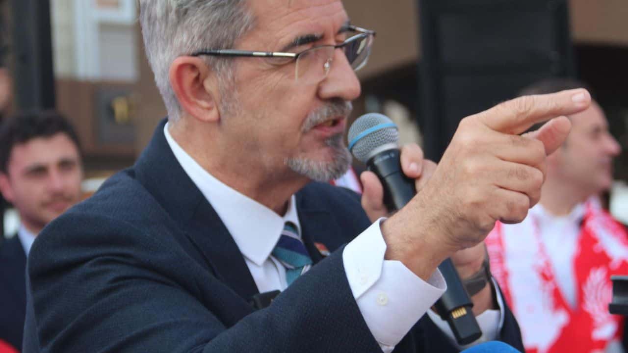 CHP Balıkesir İl Başkanı'ndan Sındırgı'daki barınma krizine tepki: 200 tane bile konteyner getiremiyorlar