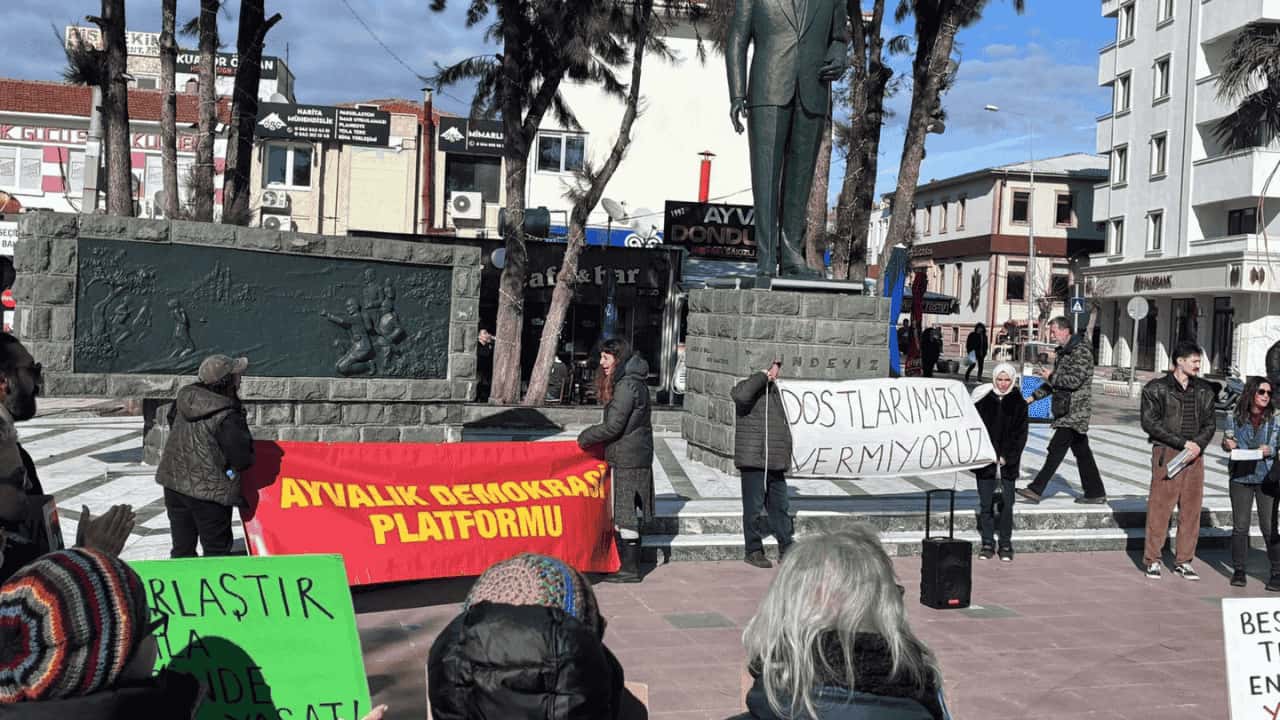 Ayvalık'ta hayvan hakları için basın açıklaması: Katliam yasasına karşıyız