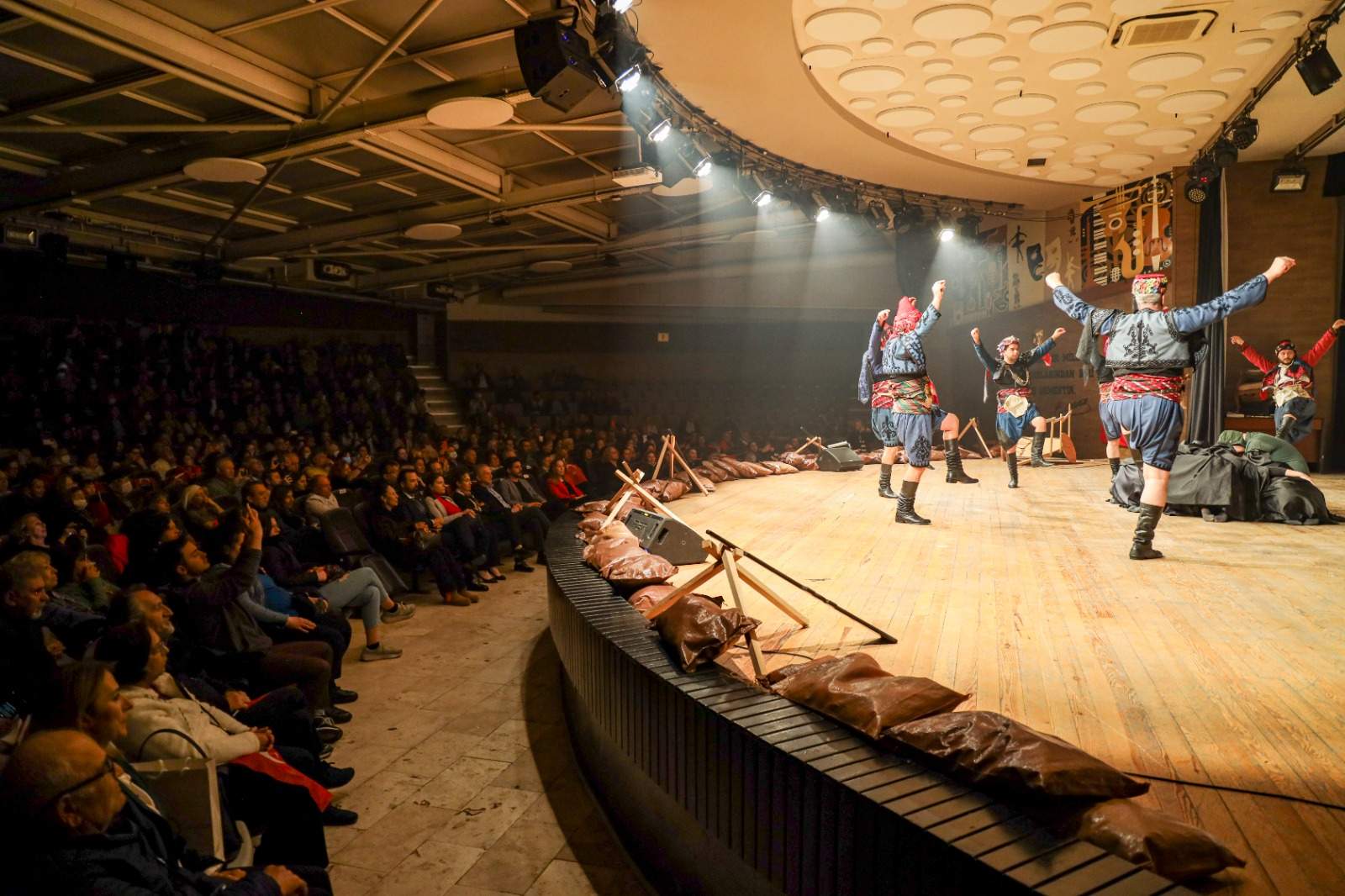 Karşıyaka Belediyesi’nden 18 Mart Anlamlı Gösterisi: ‘Bir Ulus Doğuyor’