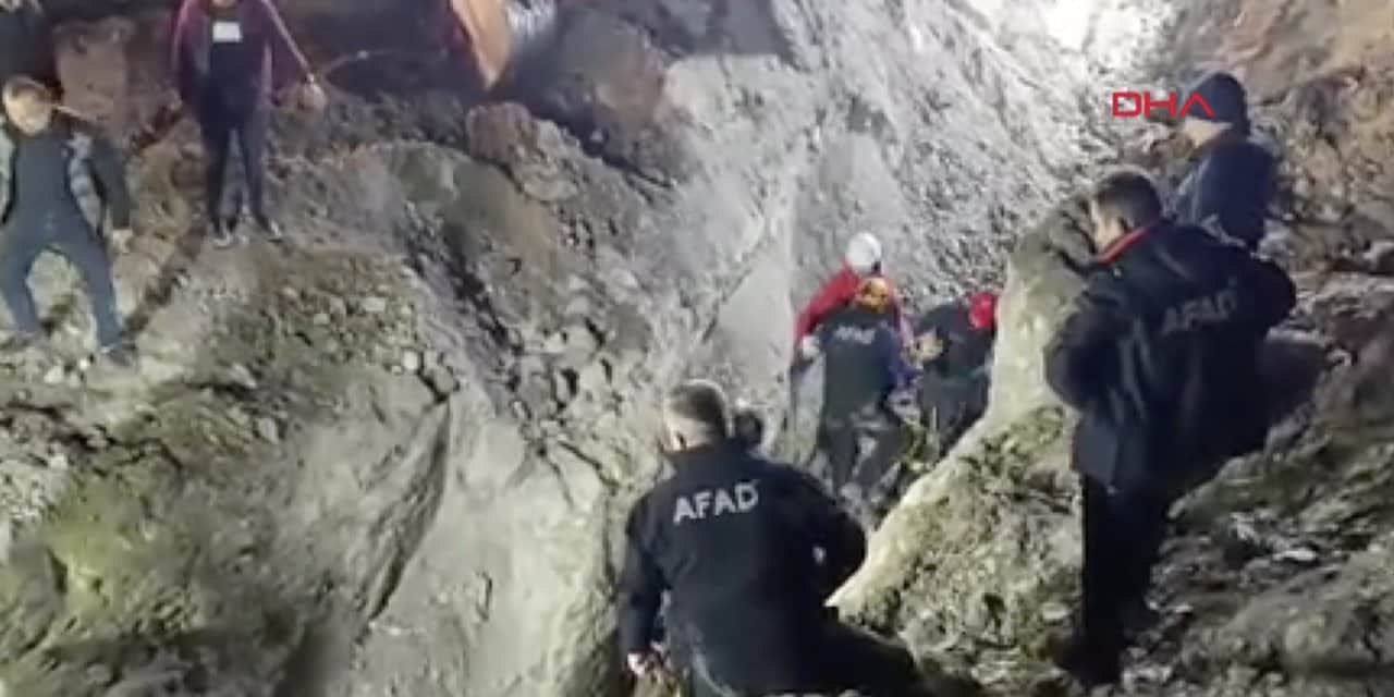 2 kişi toprak altında kaldı