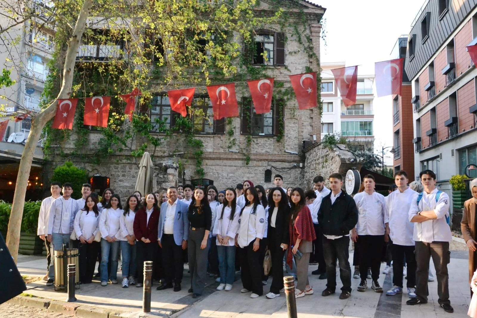 Dokuz Eylül Üniversitesi Turizm Gastronomi öğrencileri Mesir Festivali'ne renk kattı