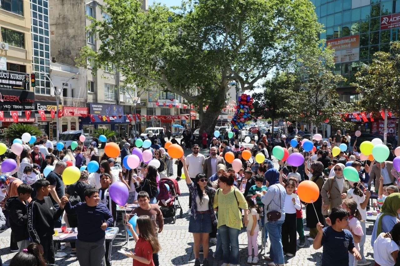 Edremit'te çocukların bayram coşkusuna sanat dokunuşu