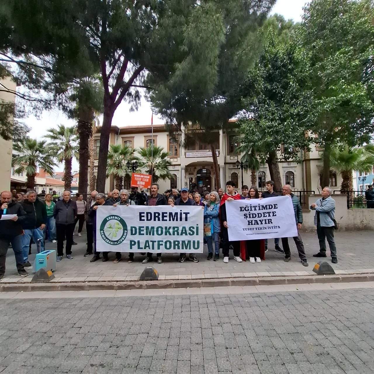 Edremit Demokrasi Platformu'ndan MEB politikalarına ve okullardaki şiddete tepki