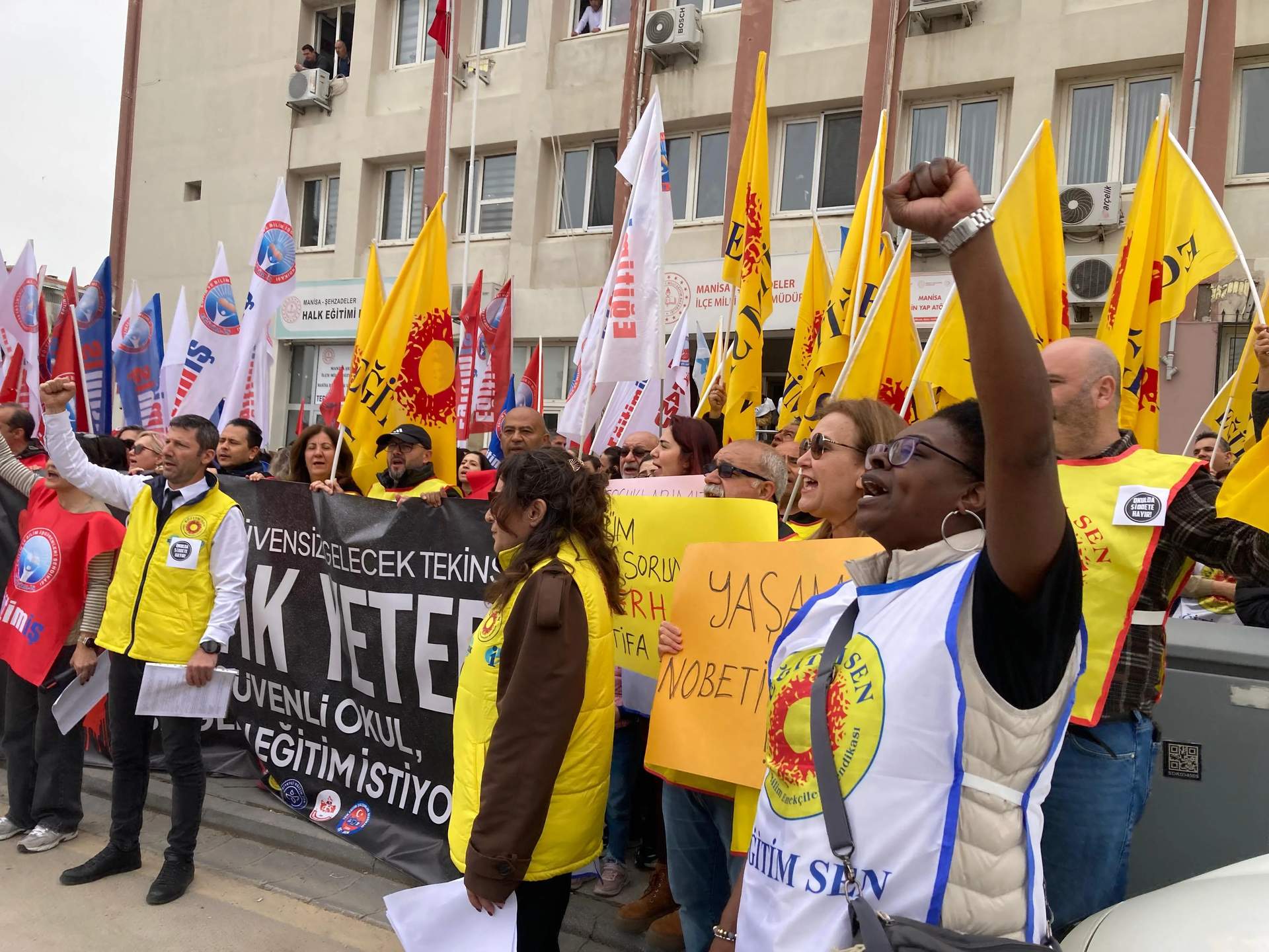Manisa'da eğitimcilerden MEB önünde protesto