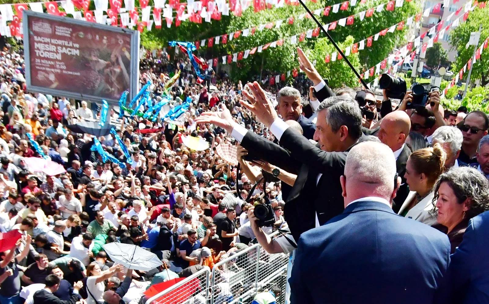 Özgür Özel ve eşi Didem Özel mesir saçtı