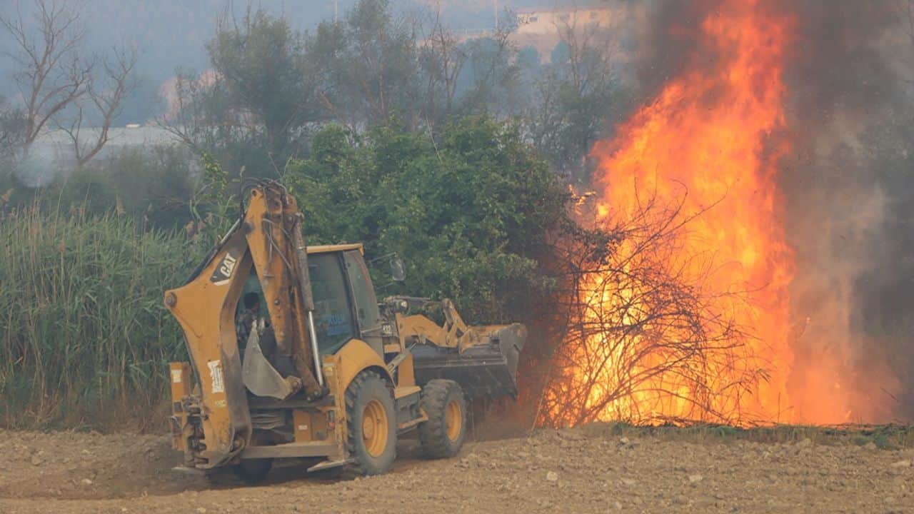 Manisa'da 3 ilçedeki orman yangınlarına müdahale sürüyor