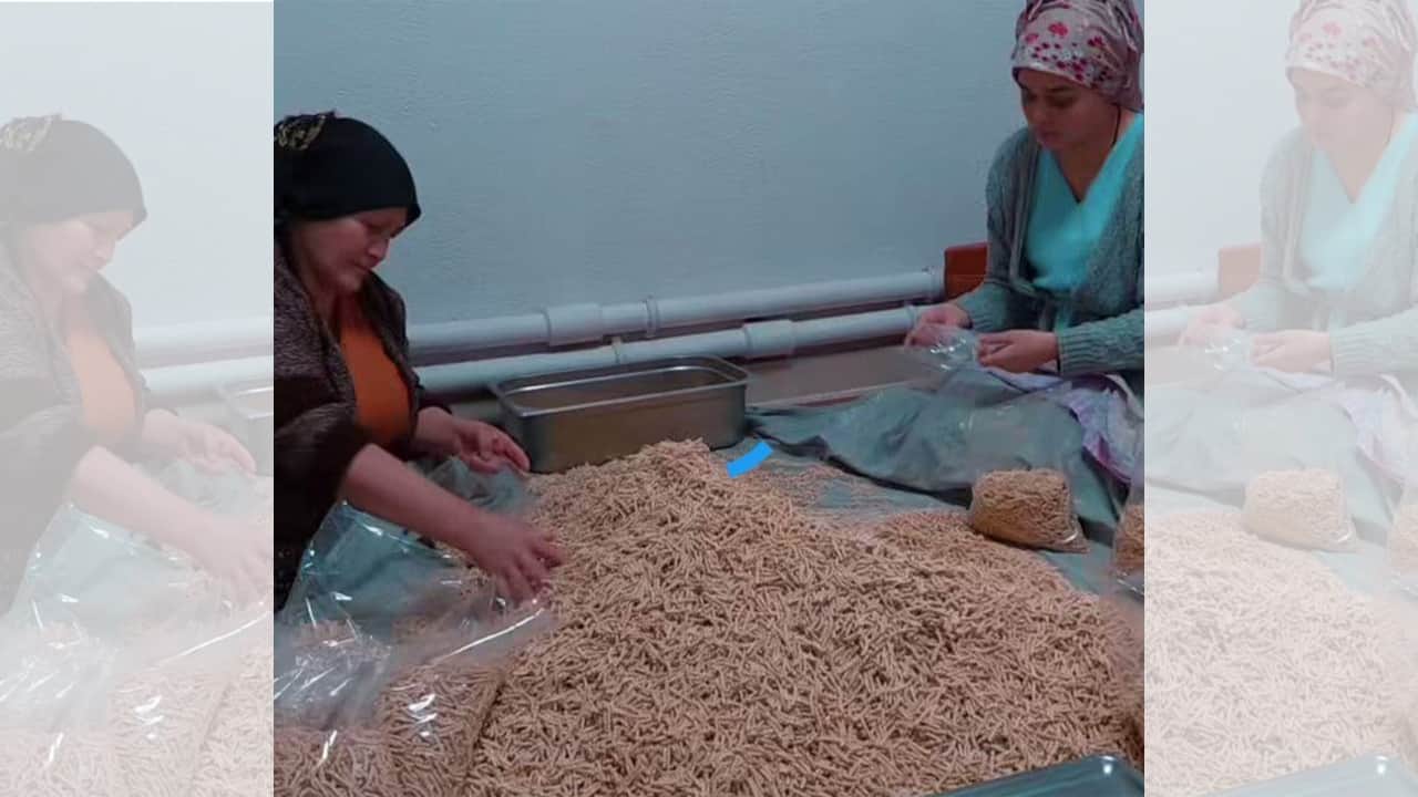 Afyonkarahisar'lı kadınlardan depremzedelere 2 ton erişte