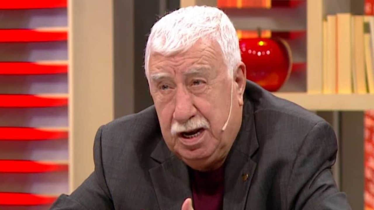 Devekuşu Kabare’nin kurucusu Ahmet Gülhan hayatını kaybetti