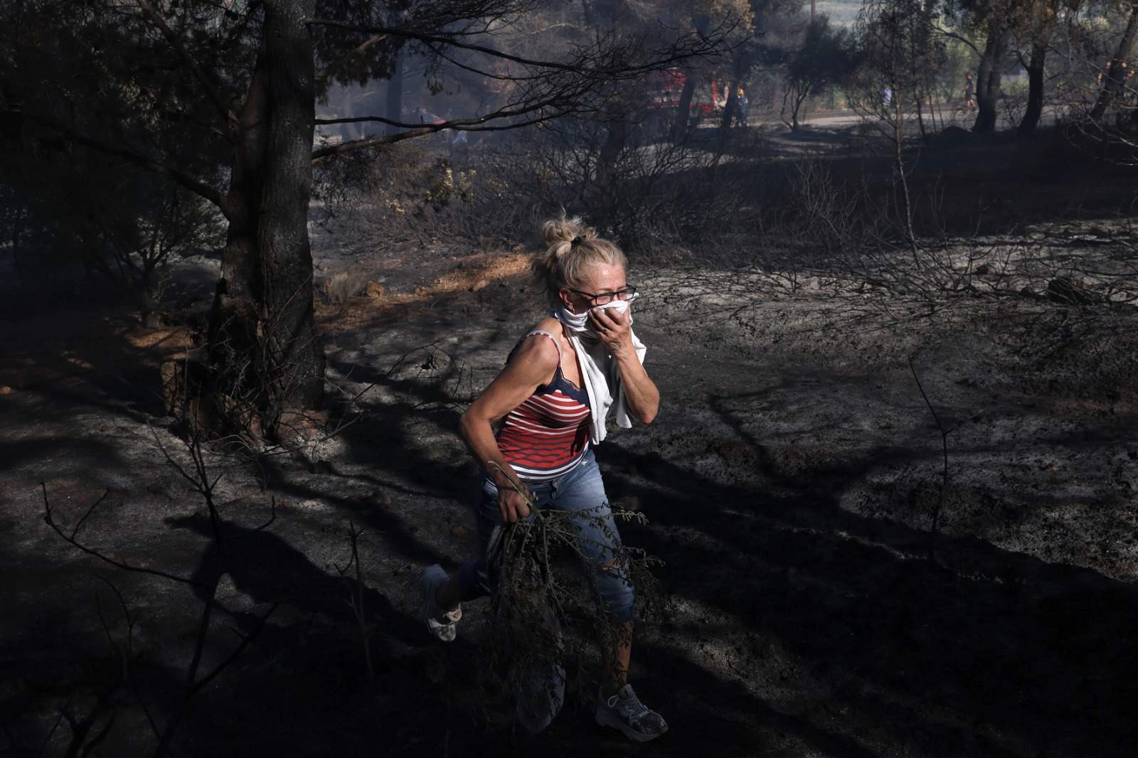 Atina’ya yaklaşık 30 kilometre uzakta orman yangını çıktı