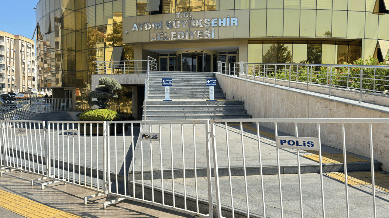 Aydın Büyükşehir Meclisi öncesi bariyerli güvenlik önlemi