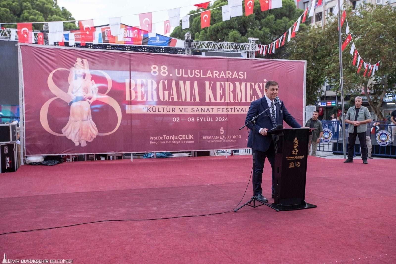 Başkan Tugay, 88. Uluslararası Bergama Kermesi’ne katıldı