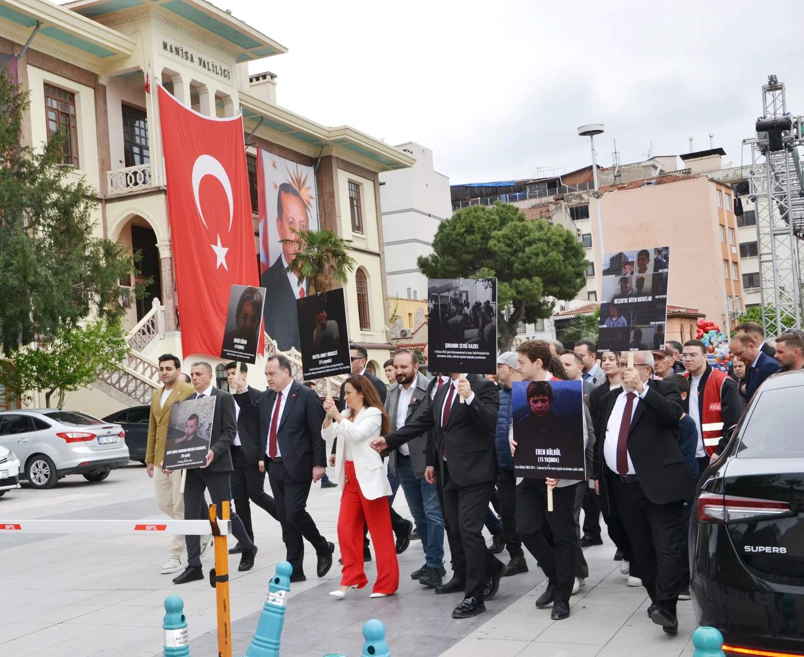 CHP’li Manisa Örgütlerinden Milli Eğitim Müdürlüğü önünde protesto