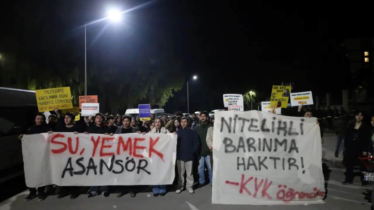 Ege Üniversitesi öğrencileri yurt koşullarını protesto etti