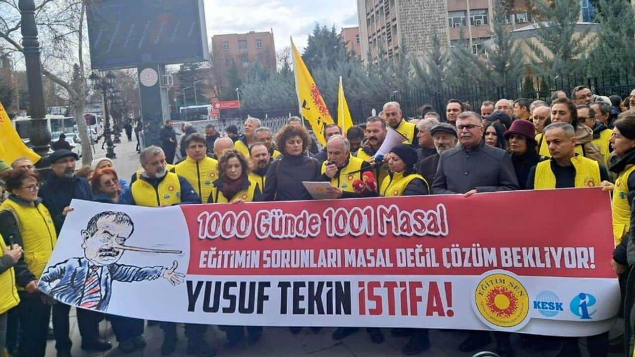 Eğitim Sen'den Milli Eğitim Bakanlığı önünde "1000 günde 1001 masal" eylemi