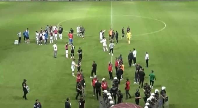 Elazığspor-Vanspor maçı tribün olayları nedeniyle yarıda kaldı