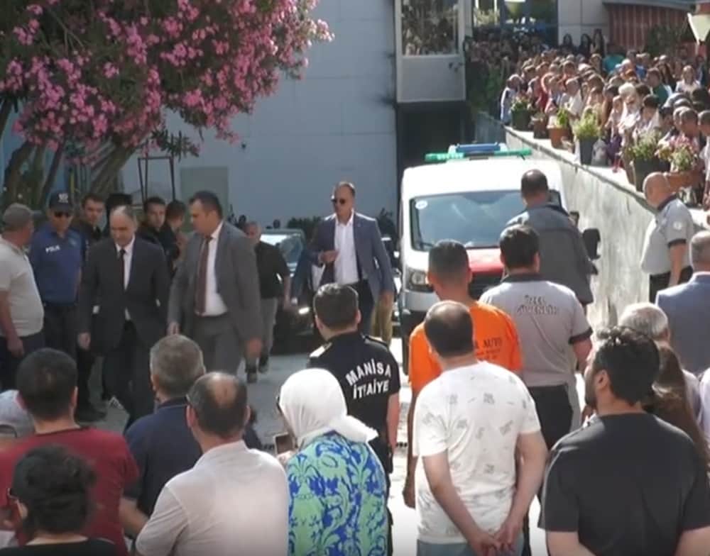 Ferdi Zeyrek'in naaşı CHP Genel Başkanı Özgür Özel ve beraberindekilerce hastaneden alındı