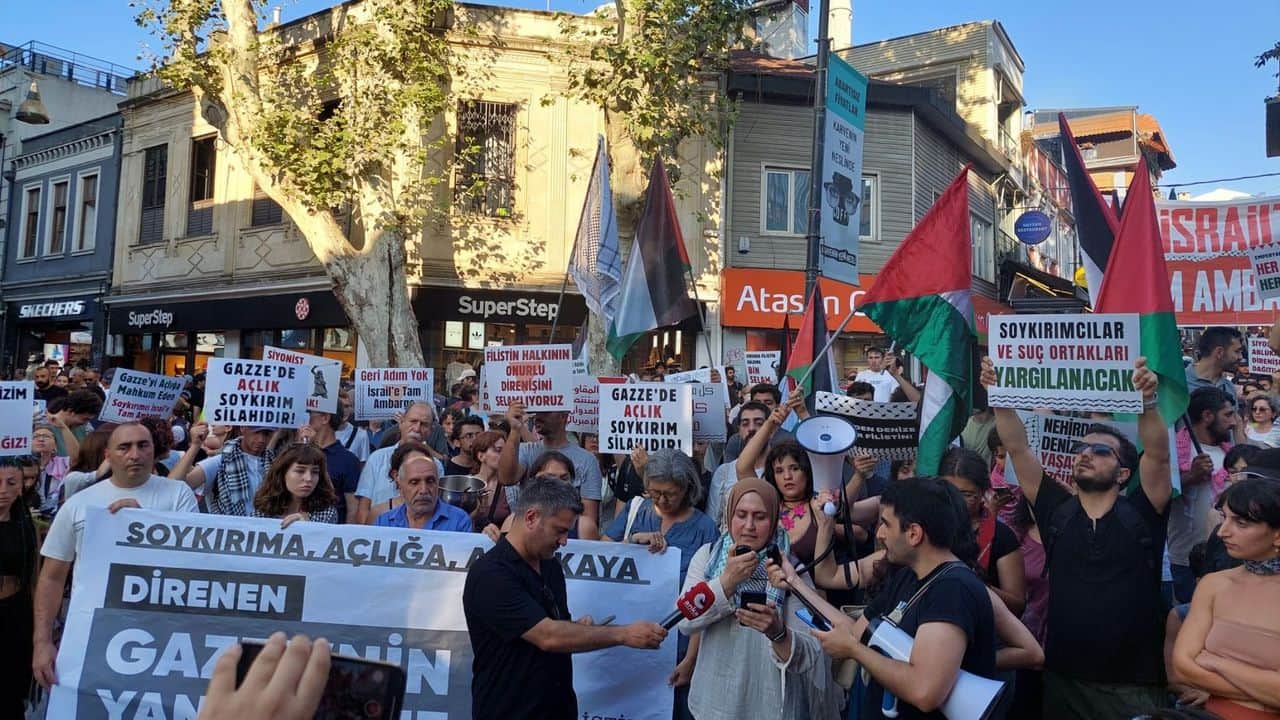 Filistin Eylem Komitesi’nden Kadıköy’de protesto: “Gazze ablukası son bulsun”