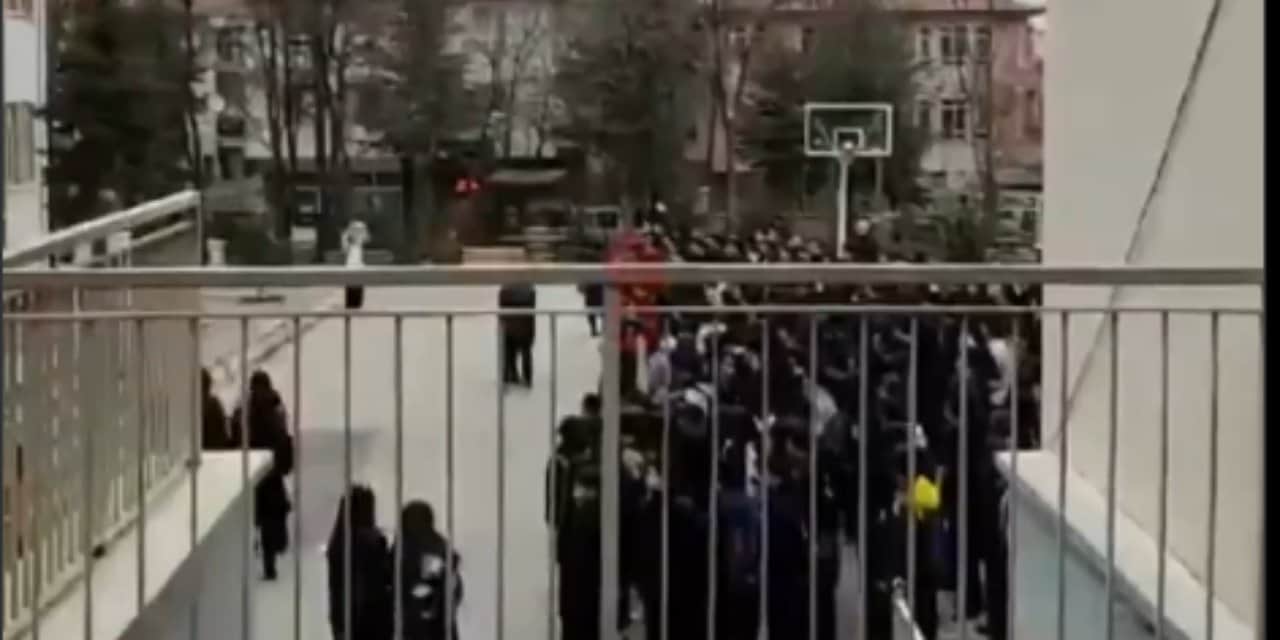 Gençliğe Hitabe'yi okuyan öğrenciler okuldan atıldı iddiası