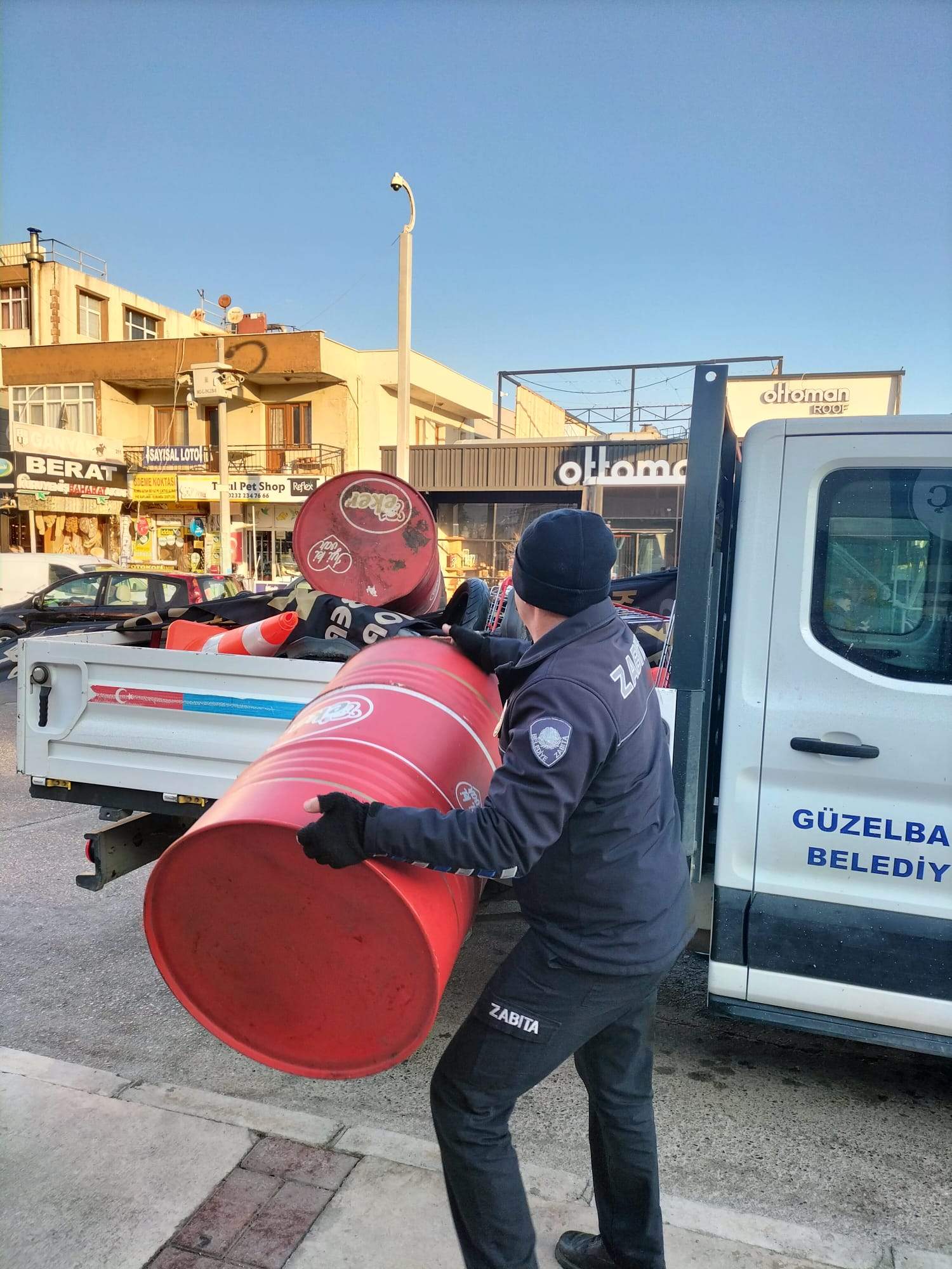 Güzelbahçe Belediyesi Zabıta Ekipleri Kaldırım İşgaline Geçit Vermiyor